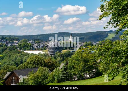 Blick über die Stadt Winterberg, Oversum Hotel, Kurzentrum, im Hochsauerlandkreis, NRW, Deutschland Stockfoto