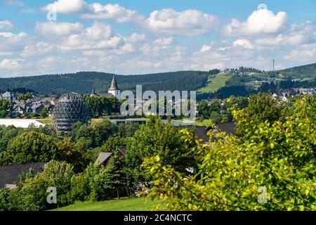 Blick über die Stadt Winterberg, Oversum Hotel, Kurzentrum, im Hochsauerlandkreis, NRW, Deutschland Stockfoto