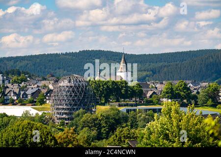 Blick über die Stadt Winterberg, Oversum Hotel, Kurzentrum, im Hochsauerlandkreis, NRW, Deutschland Stockfoto