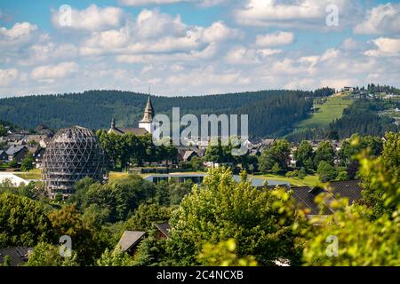 Blick über die Stadt Winterberg, Oversum Hotel, Kurzentrum, im Hochsauerlandkreis, NRW, Deutschland Stockfoto