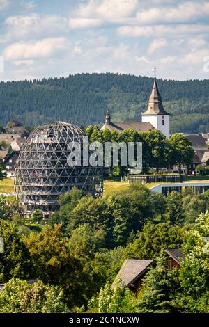 Blick über die Stadt Winterberg, Oversum Hotel, Kurzentrum, im Hochsauerlandkreis, NRW, Deutschland Stockfoto