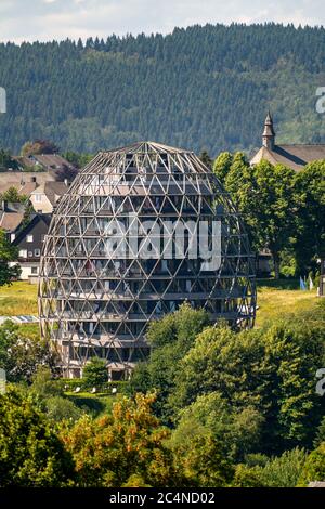 Blick über die Stadt Winterberg, Oversum Hotel, Kurzentrum, im Hochsauerlandkreis, NRW, Deutschland Stockfoto