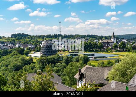 Blick über die Stadt Winterberg, Oversum Hotel, Kurzentrum, im Hochsauerlandkreis, NRW, Deutschland Stockfoto