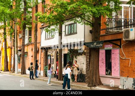 Touristen fotografieren vor der Tianai (süße Liebe) Lounge auf Hongkou's Tianai Road in Shanghai. Stockfoto
