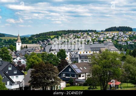 Blick über die Stadt Winterberg, Oversum Hotel, Kurzentrum, im Hochsauerlandkreis, NRW, Deutschland Stockfoto