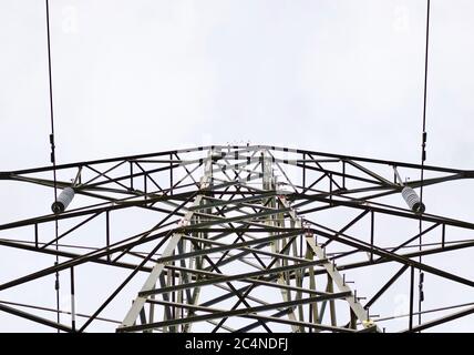 Ansicht des Masten von unten mit Kopierfläche am weißen Himmel Stockfoto
