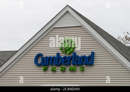 MIDDLETOWN, NY, USA - 04. Mai 2020: Middletown, NY / USA - 05/04/2020: Cumberland Farms Store Entrance Logo während des Tages Stockfoto