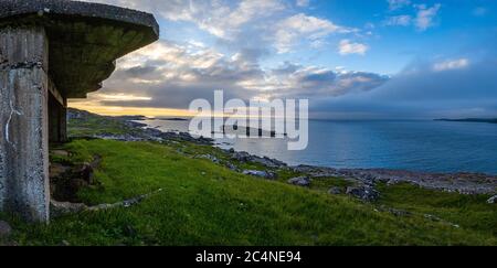 Überreste der WW2 an der Mündung des Loch Ewe, Wester Ross, Schottland, aufgestellte Marinegewehrwaffen, die als Rubha nan Sasan Battery bekannt sind Stockfoto