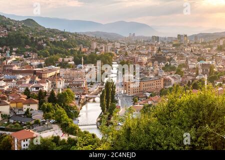 Blick auf das historische Zentrum von Sarajevo bei Sonnenuntergang in BiH Stockfoto