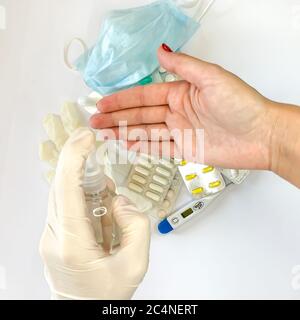 Hand der Frau in medizinischen Handschuh, die Anwendung von Alkohol Spray oder Anti-Bakterien-Spray zur Ausbreitung von Keimen, Bakterien und Viren auf weißem Hintergrund zu verhindern Stockfoto