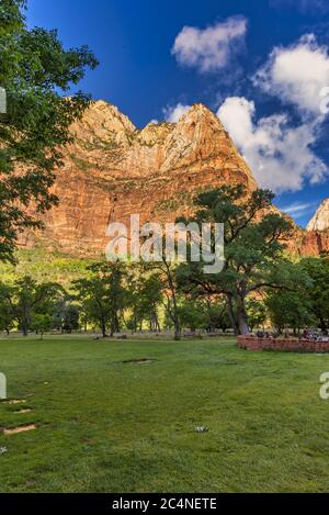 Vertikaler Blick von der Zion Lodge im Zion National Park Stockfoto