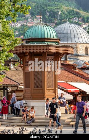 Bascarsija Platz mit Sebilj Holzbrunnen in der Altstadt von Sarajevo in Bosnien und Herzegowina Stockfoto