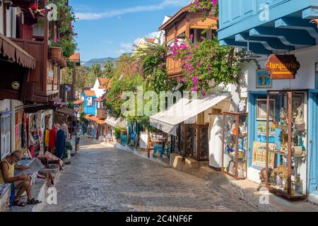 Blick auf die Straße in der Altstadt von Kas mit Boutiquen am Abend, Türkei Stockfoto