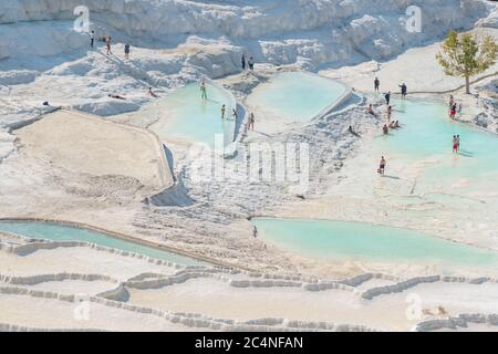 Schöne Landschaft mit Travertiner Terrassen in Pamukkale, Türkei Stockfoto