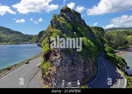 Küste des Indischen Ozeans auf Mauritius Insel. Straße um hohe Klippe Stockfoto