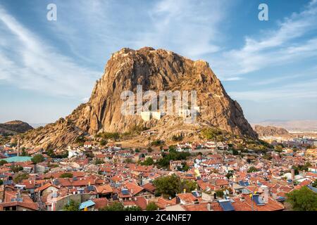 Stadtbild der Stadt Afyonkarahisar mit Schloss Afyon auf dem Felsen, Türkei Stockfoto