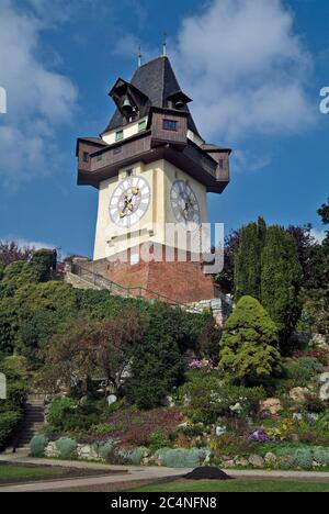 Österreich, der mittelalterliche Uhrturm, liegt auf dem Schlossberg und ist das Wahrzeichen der steirischen Landeshauptstadt Graz Stockfoto