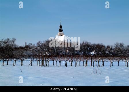 Österreich, verschneite Landschaft mit Kirche von Reisenberg in Winterlandschaft Stockfoto