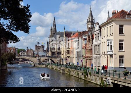 Gent, Belgien - 31. Mai 2011: Nicht identifizierte Menschen und Gebäude entlang des Flusses Leie im Graslei-Bezirk Stockfoto