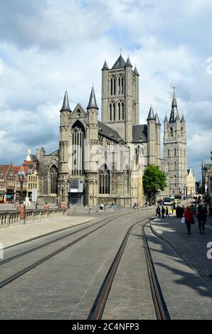 Gent, Belgien - 31. Mai 2011: Nicht identifizierte Personen und St. Nikolaus Kirche mit Belfried Stockfoto