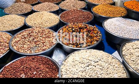 Verschiedene Nüsse und getrocknete Früchte in einem türkischen Basar Stockfoto