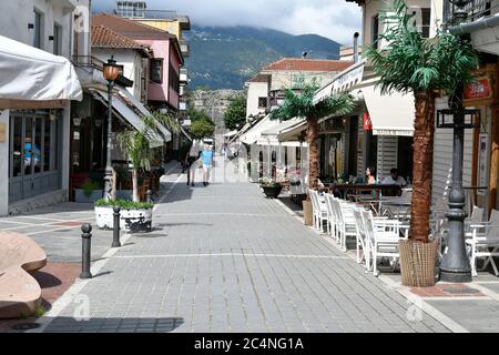 Ioannina, Griechenland - 05. Juni 2019: Unbekannte Menschen, Café, Laden und Restaurants in der Fußgängerzone in der Hauptstadt des Epirus County, Teil von fortifie Stockfoto