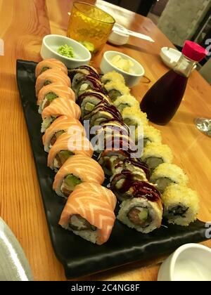 Leckeres Sushi und Brötchen auf einem Tisch in einem Restaurant Stockfoto