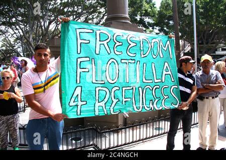 Demonstranten versammeln sich in Manly. Auf einem Banner stand: ‘Freedom Flottilla 4 refugees’ Stockfoto