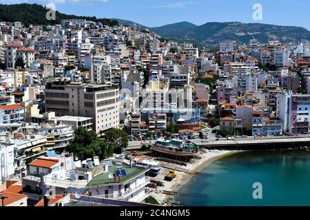 Kavala, Griechenland - 13. Juni 2019: Kai und Gebäude in der Stadt an der Ägäis Stockfoto