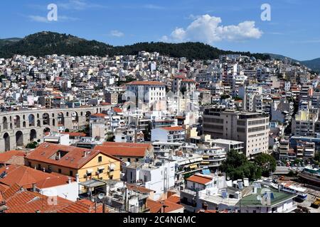 Kavala, Griechenland - 13. Juni 2019: Mittelalterliches Aquädukt Kamares und Gebäude in der Stadt am Ägäischen Meer Stockfoto