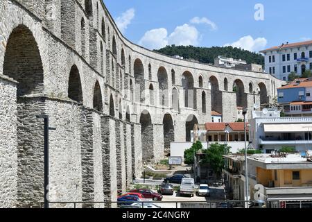 Kavala, Griechenland - 13. Juni 2019: Mittelalterliches Aquädukt Kamares und Gebäude in der Stadt am Ägäischen Meer Stockfoto