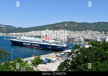 Kavala, Griechenland - 13. Juni 2019: Stadtbild und Fähre im Hafen der Stadt an der Ägäis Stockfoto