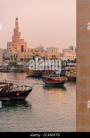 Spiralturm des Scheich Abdulla bin Zaid Al Mahmoud Islamic Cultural Center mit Blick auf den Hafen von Dhow, Doha, Katar Stockfoto