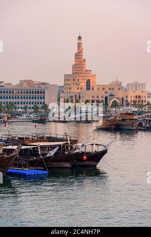 Spiralturm des Scheich Abdulla bin Zaid Al Mahmoud Islamic Cultural Center mit Blick auf den Hafen von Dhow, Doha, Katar Stockfoto