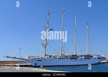 Kavala, Griechenland - 13. Juni 2019: Luxus-Segelschiff im Hafen der Stadt auf der Ägäis Stockfoto