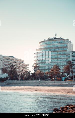 Blick auf den Strand und die Küste von einem kleinen Ferienort Sitges in den Vororten von Barcelona, Spanien Stockfoto