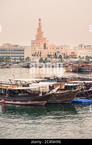 Der Hafen von Dhow, der vom Spiralturm des Scheich Abdulla bin Zaid Al Mahmoud Islamic Cultural Centre, Doha, Katar, überragt wird Stockfoto