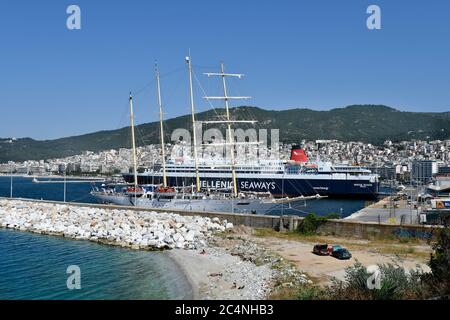 Kavala, Griechenland - 13. Juni 2019: Unbekannte Menschen am Strand, Luxus-Segelschiff und Fähre im Hafen der Stadt auf der Ägäis Stockfoto