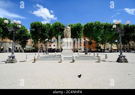 Lucca, Italien - 11. Juni 2012: Unbekannte Personen und Denkmal auf der Piazza Napoleone, einem der größten Plätze in Lucca. Es wurde von der Schwester entworfen Stockfoto