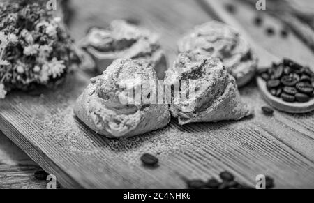 Natürlich gebackene Kokosnussplätzchen oder Kokosnussmakronen auf Holzplatte. Hausgemachte Diät-Kekse auf rustikalem Hintergrund. Stockfoto