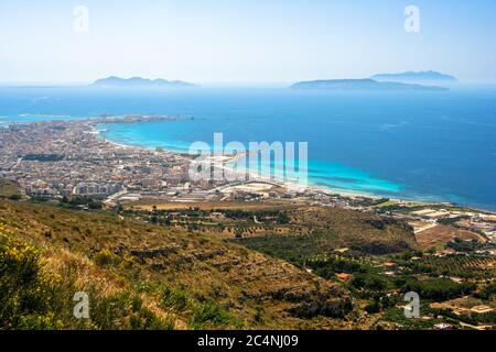 Blick auf Trapani und die Egadi Inseln von Erice (Sizilien / Italien) Stockfoto