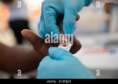 Rio De Janeiro, Rio de Janeiro, Brasilien. Juni 2020. Die Menschen besuchen die Massenprüfung von Covid19, dem neuen Corona-Virus, in der Gemeinde Belford Roxo, in der Metropolregion Rio de Janeiro, Brasilien. Gestern verzeichnete das Land 1,315,941 Fälle und 57,103 Todesfälle von Covid-19, wobei 994 Todesfälle in den letzten 24 Stunden gemeldet wurden. Quelle: Fernando Souza/ZUMA Wire/Alamy Live News Stockfoto