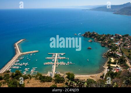 Atemberaubende Aussicht auf das bunte Meer von der Rocca di Cefalu (Sizilien / Italien) Stockfoto