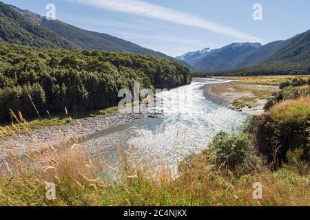 Makarora River von Cameron Flat aus mit Blick auf Mount Brewster, Haast Pass, Mount Aspiring National Park, Otago, South Island, Neuseeland Stockfoto