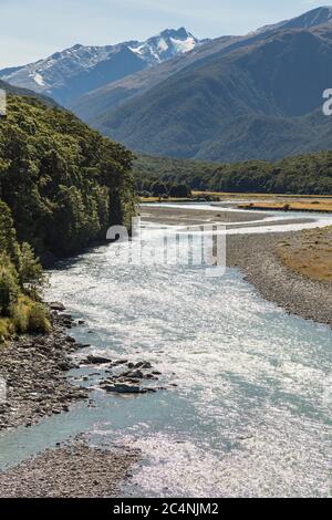 Makarora River von Cameron Flat aus mit Blick auf Mount Brewster, Haast Pass, Mount Aspiring National Park, Otago, South Island, Neuseeland Stockfoto