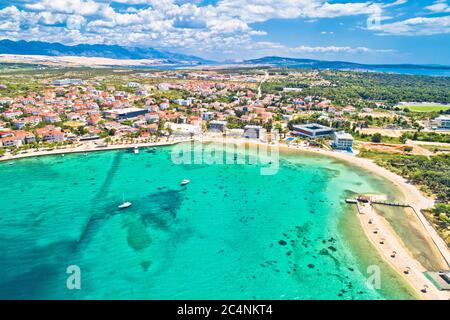 Stadt Novalja Strand und Wasser auf der Insel Pag Luftbild, Dalmatien Region von Kroatien Stockfoto