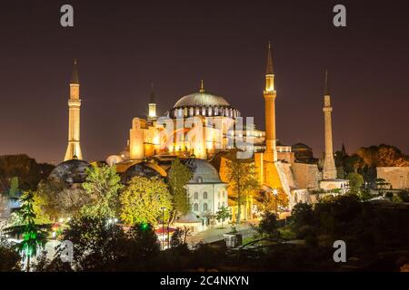 Ayasofya Museum (Hagia Sophia) im Sultan Ahmet Park in Istanbul, Türkei in einer schönen Sommernacht Stockfoto
