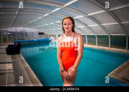 Danielle Hill Irish Internationale Schwimmerin und olympische Hoffnungskraft Training in einem Freunde Schwimmbad in Ballynure, Nordirland. Stockfoto