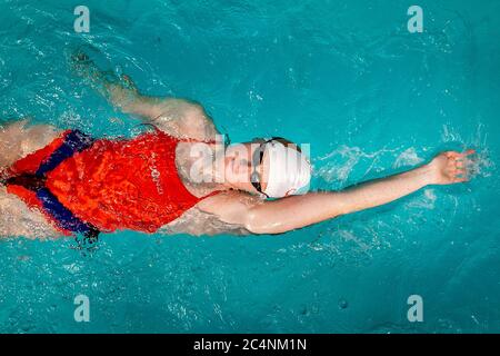 Danielle Hill Irish Internationale Schwimmerin und olympische Hoffnungskraft Training in einem Freunde Schwimmbad in Ballynure, Nordirland. Stockfoto