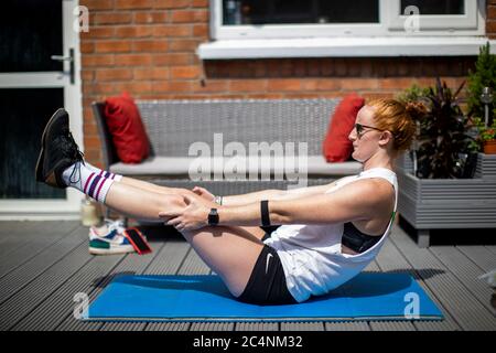 Danielle Hill Irish Internationale Schwimmerin und olympische Hoffnungsträger trainieren an einem Pool von Freunden in Ballynure, Nordirland. Stockfoto